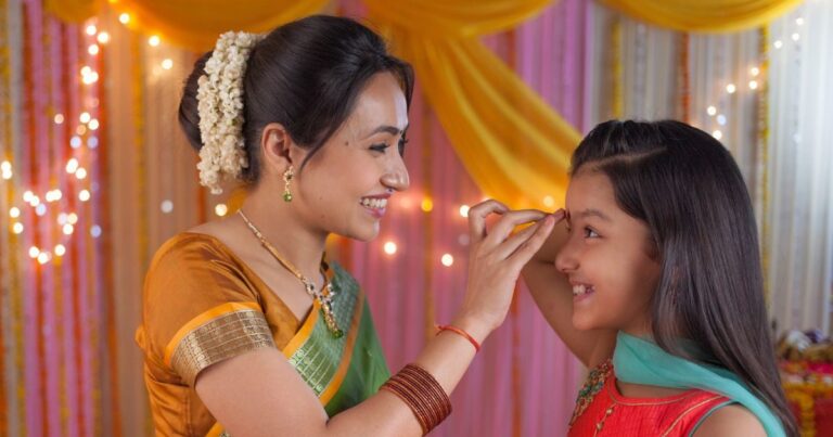 तिलक लगाने से पहले जान लें नियम, अलग अंगों पर लगाते समय करें इन मंत्रों का जाप