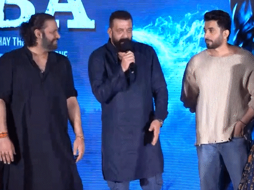 Sanjay Dutt admitted that the industry has been divided, got emotional | संजय दत्त ने माना- इंडस्ट्री का हो चुका है बंटवारा: भावुक होकर बोले- दुख होता है कि इंडस्ट्री बंट चुकी है, ऐसा कभी देखा नहीं था, भटक गए हैं