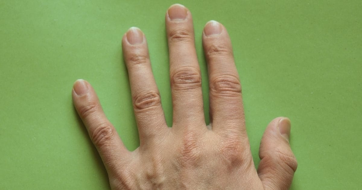 हाथ की तर्जनी मध्यमा ये दो उंगलियां अगर हों एक बराबर, तो छिपे होते हैं कई राज