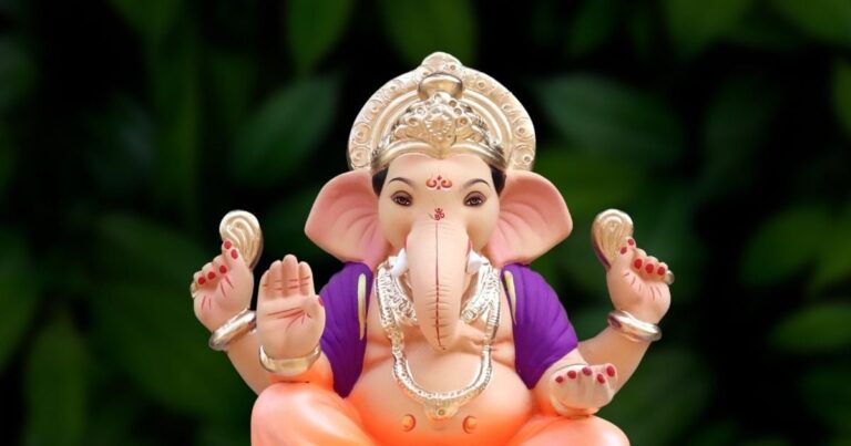 घर में भगवान की मूर्ति रखें सोच-समझकर, जानें दिशा, आकार, पूजन से जुड़ी मान्यता