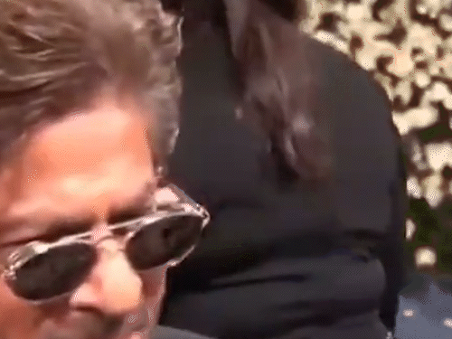 Shahrukh Khan got embarrassed at Met Gala! had to give introduction when media fails to recognize him | मेट गाला में शाहरुख खान की हुई फजीहत!: इंटरनेशनल मीडिया ने पहचाना नहीं तो देना पड़ा परिचय, कहा- मैं शाहरुख हूं; कहा- बच्चों के लिए आया हूं