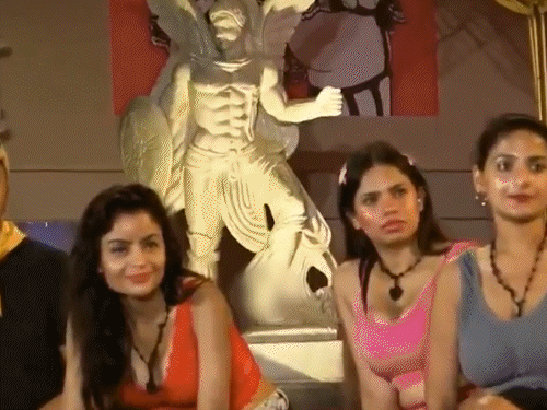 Ullu app apologized on Bajrang Dal's complaint in allegation of promoting vulgarity threw show house arrest | बजरंग दल की शिकायत पर उल्लू एप ने मांगी माफी: शो हाउस अरेस्ट पर लगे अश्लीलता फैलाने के आरोप, डिलीट हुए सभी एपिसोड