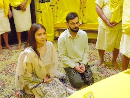 Virat-Anushka reached to meet Premananda Maharaj after cricketer announce retirement | प्रेमानंद महाराज से मिले विराट-अनुष्का: 15 मिनट बात की, नाराजगी की खबरों के बीच साथ विराट के संन्यास पर एक्ट्रेस ने कहा- तुम्हारे आंसू किसी ने नहीं देखे