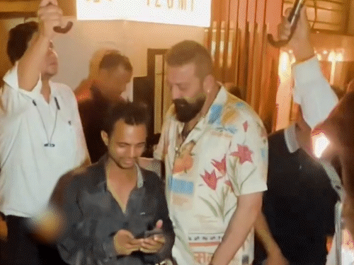 Sanjay Dutt got angry at the fan who came to take a photo, failed to recognize raveena tondon's daughter rasha | फोटो लेने पहुंचे फैन पर भड़के संजय दत्त: रवीना टंडन की बेटी को नहीं पहचान सके, राशा का नाम सुनकर पैपराजी से पूछा- कौन?