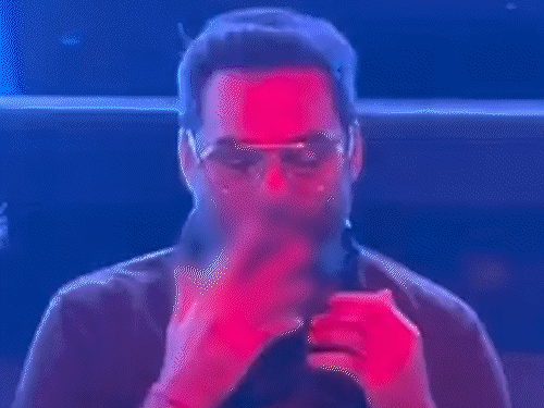 Abhay Deol smokes takes over the DJ at nightclub gurugram, Abhay Deol smokes in nightclub gurugram, | सिगरेट फूंकते हुए डीजे बने अभय देओल: गुरुग्राम के क्लब में मचाई धूम, फैंस बोले- देओल के 'D' का मतलब अब 'DJ' हो गया है