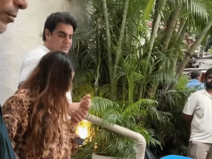 Arbaaz Khan is going to become a father at the age of 57 | 57 की उम्र में पिता बनने वाले हैं अरबाज खान: ढीले कपड़ों में शूरा ने बेबी बंप छिपाया, सहारा देकर पत्नी को सीढ़ियों से उतारते दिखे एक्टर