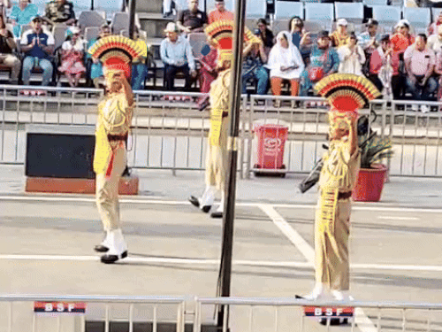 Pahalgam Attack Impact ; Pakistan Hit Back Ban Indian Songs | PBA | पाकिस्तान ने FM पर भारतीय गानों पर लगाया बैन: PBA ने लिया फैसला, भारत ने पाक चैनल किए ब्लॉक, आतंकी हमले के बाद बढ़ा तनाव - Amritsar News