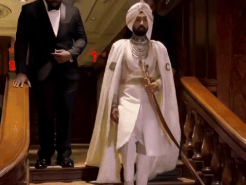 Met Gala-2025; Diljit Dosanjh Punjabi Maharaja Look | New York | मेट गाला-2025 में पहुंचने वाले पहले पंजाबी दिलजीत दोसांझ: महाराजा आउटफिट में दिखे; न्यूयॉर्क में हुआ इवेंट, शाहरुख खान भी पहुंचे - Amritsar News