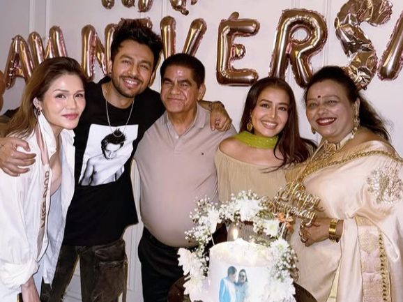 Neha Kakkar and Tony made peace with Sonu after she announce - im no longer sister of two superstar | नेहा कक्कड़ और टोनी की सोनू से हुई सुलह!: पेरेंट्स की एनिवर्सरी पार्टी में साथ पोज करते दिखे, कुछ समय पहले बड़ी बहन ने तोड़े लिए थे रिश्ते